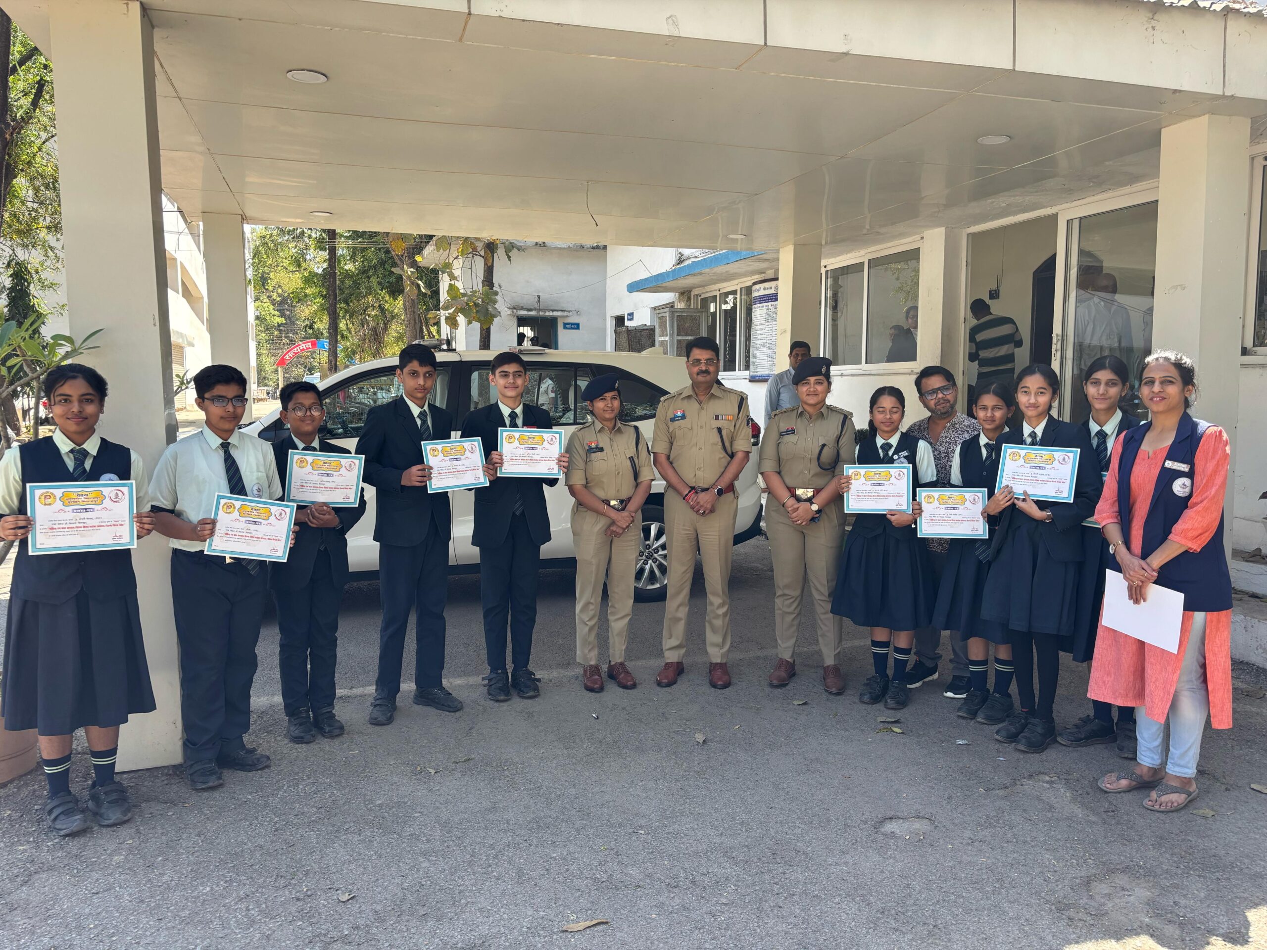 पद्माक्षी ग्लोबल स्कूल के बच्चे जब बनेंगे IAS IPS तो देंगे बड़ा सामाजिक योगदान ?पुलिस कप्तान से हुए सम्मानित !