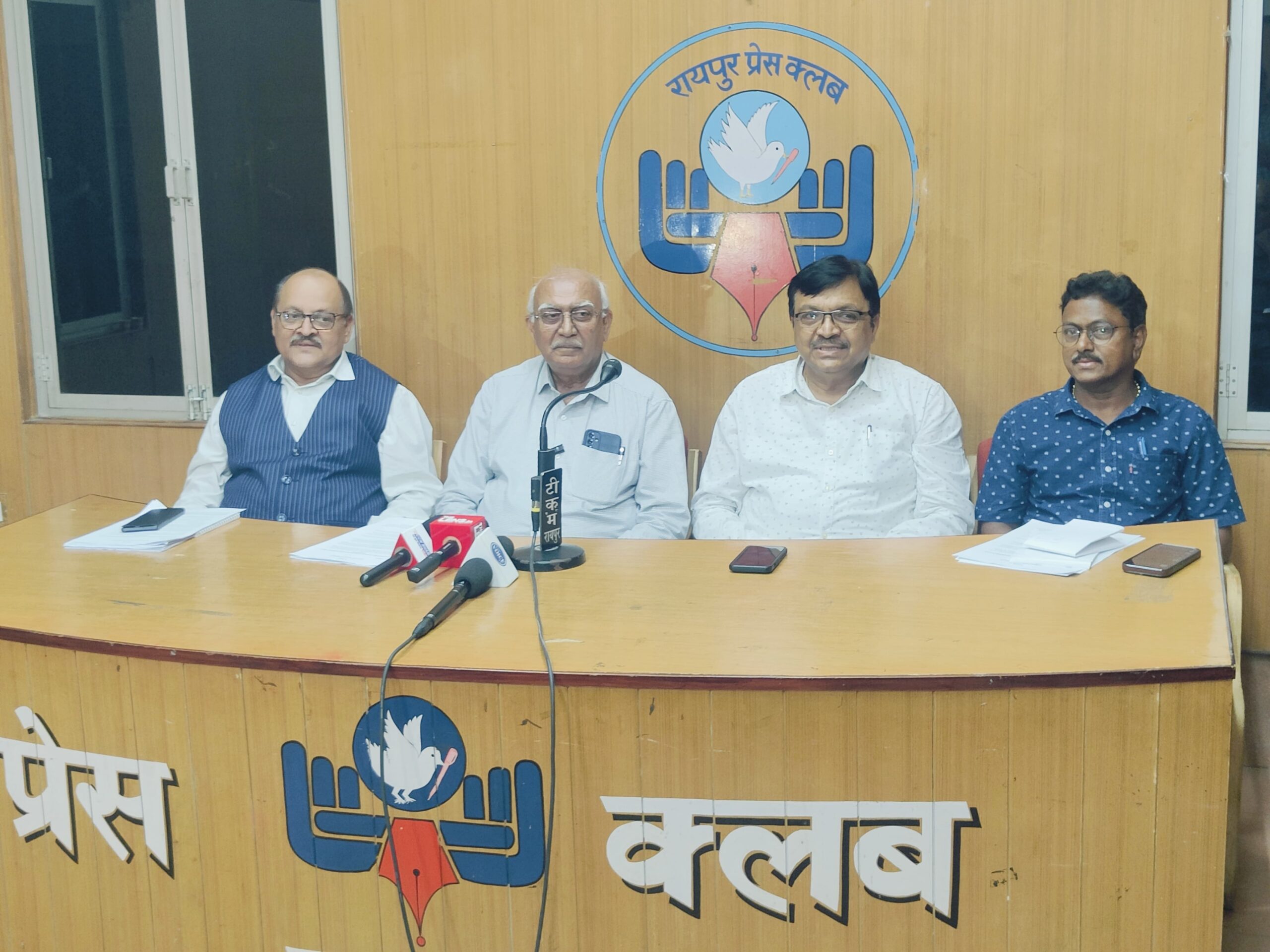 बुद्धिजीवियों द्वारा नक्सलियों को मुख्यधारा में लौट आओ,शांति का संदेश !