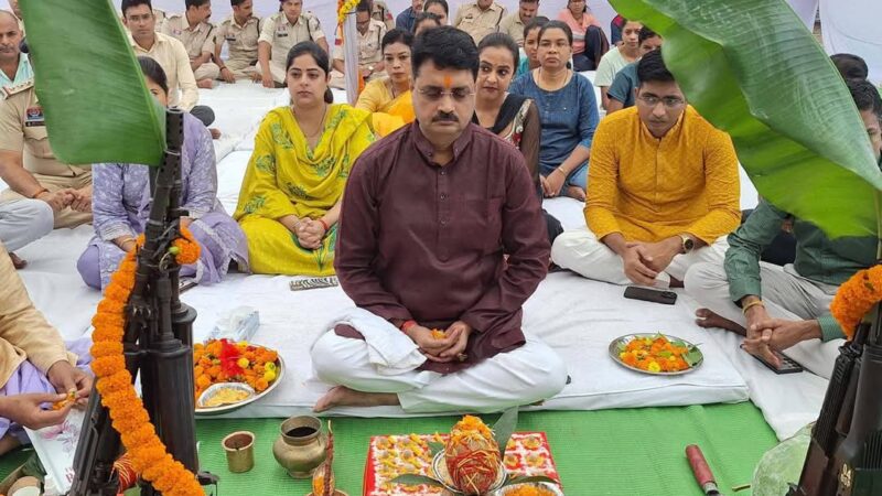 लॉ एंड ऑर्डर हेतु शस्त्र आवश्यक की महत्ता को दर्शाया ?पुलिस कप्तान द्वारा किया गया शस्त्र पूजन !