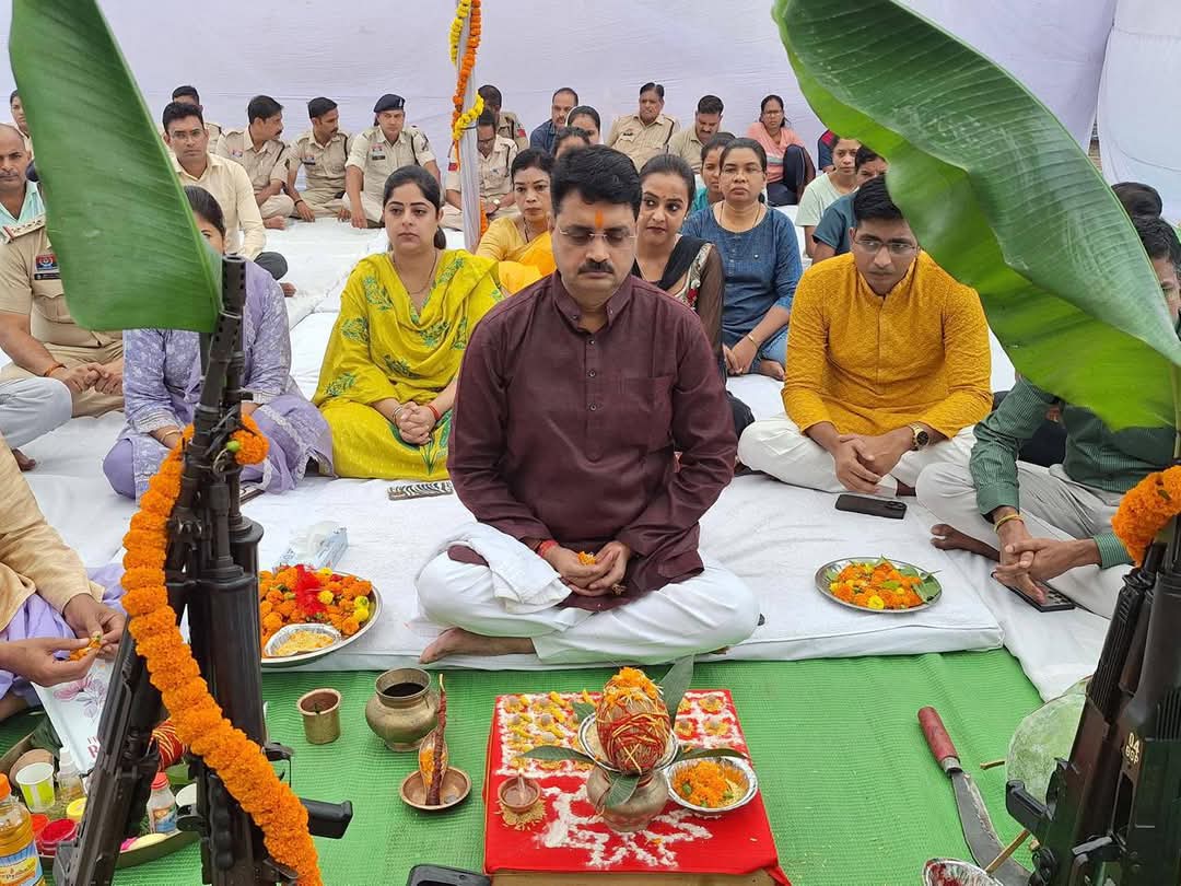 लॉ एंड ऑर्डर हेतु शस्त्र आवश्यक की महत्ता को दर्शाया ?पुलिस कप्तान द्वारा किया गया शस्त्र पूजन !