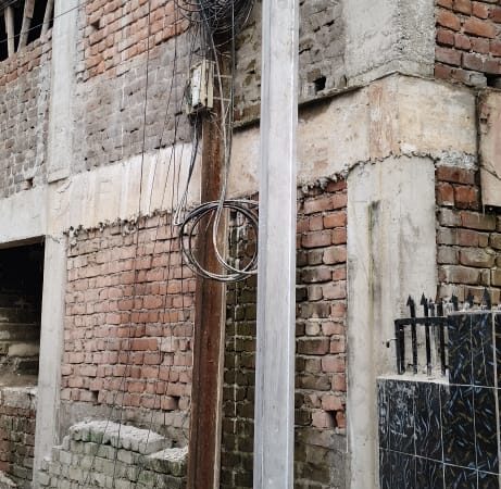 लिंक रोड स्थित मित्र बिहार में बिजली खंभे से रास्ता होगा कठिन डगर ?