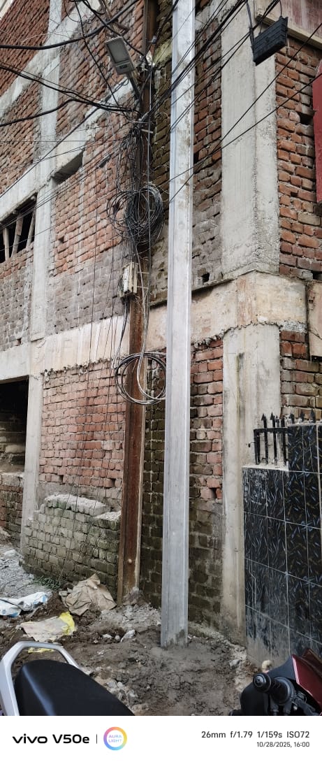 लिंक रोड स्थित मित्र बिहार में बिजली खंभे से रास्ता होगा कठिन डगर ?