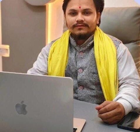 लंगोट का ढीला,लड़कीबाज पंडित जी ?