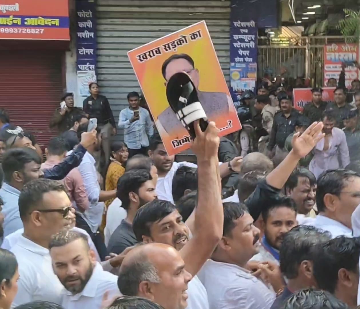 कांग्रेस हो गई चारित्रिक बदनाम,जनहित का मुद्दा पीछे छूटा ?