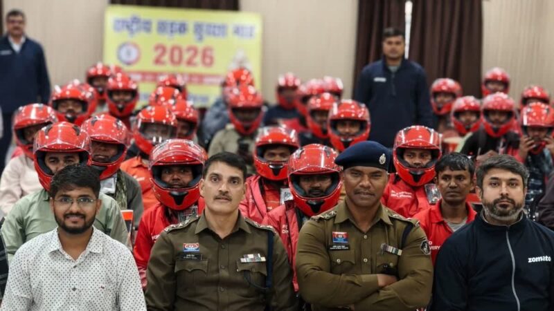 ज़ेमेटो को है सुरक्षा का ख्याल, बांटे हेलमेट रायपुर पुलिस के साथ !