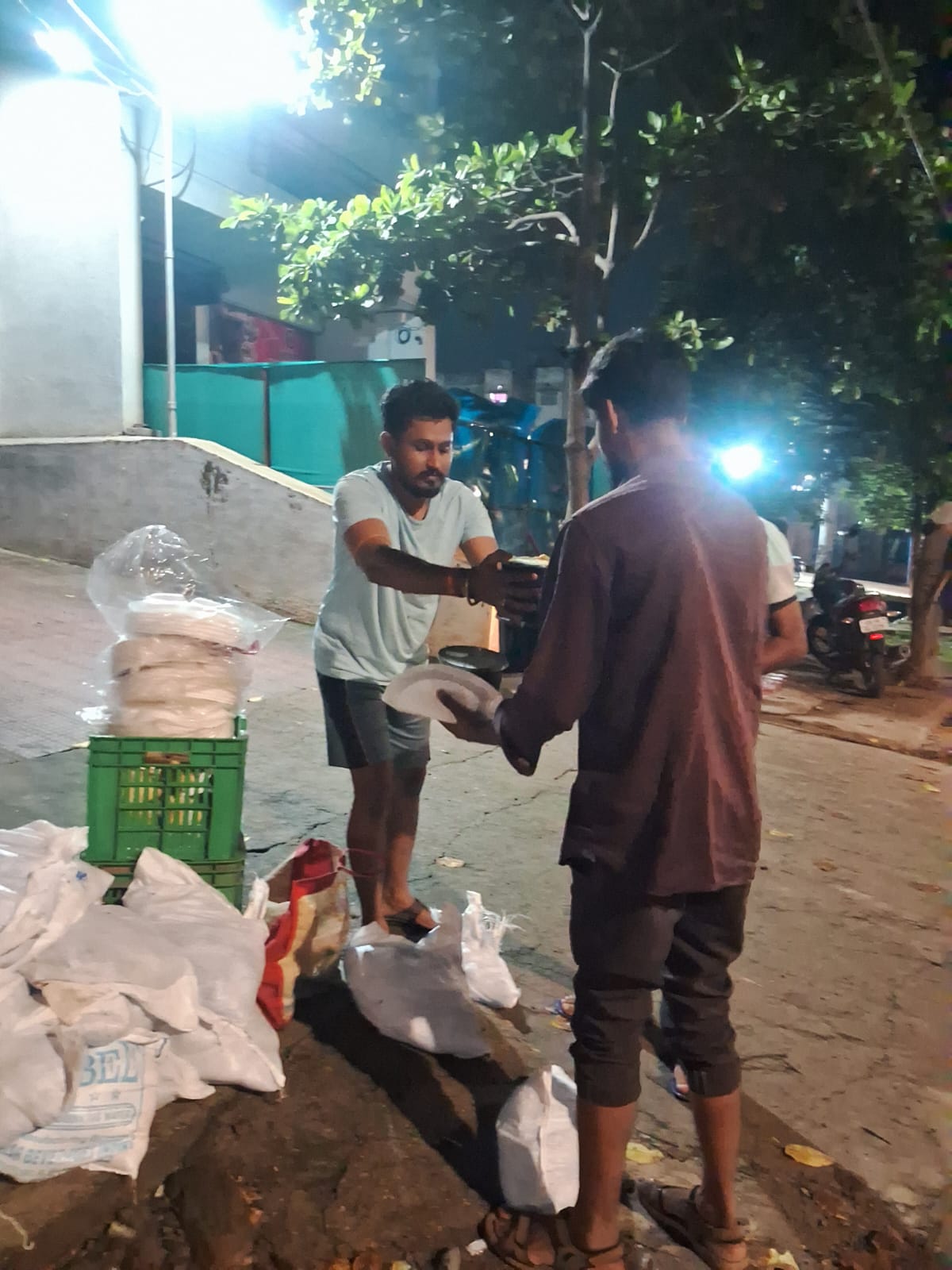 भगवा ब्रिगेड के आपातकालीन भंडारे ने प्राकृतिक आपदा से ग्रसित सैकड़ों हिंदुओं की नहीं रहने दिया भूखा !